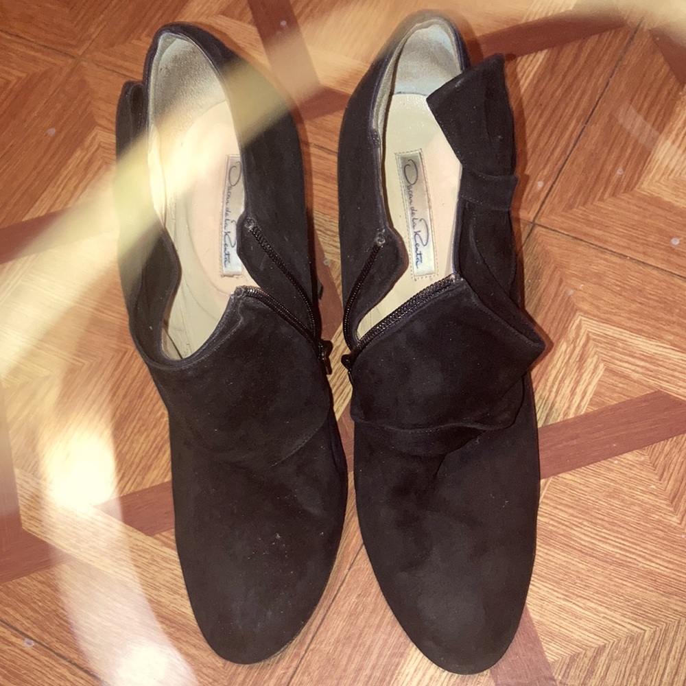 Oscar de la renta bootie heels with bow along outside ankles